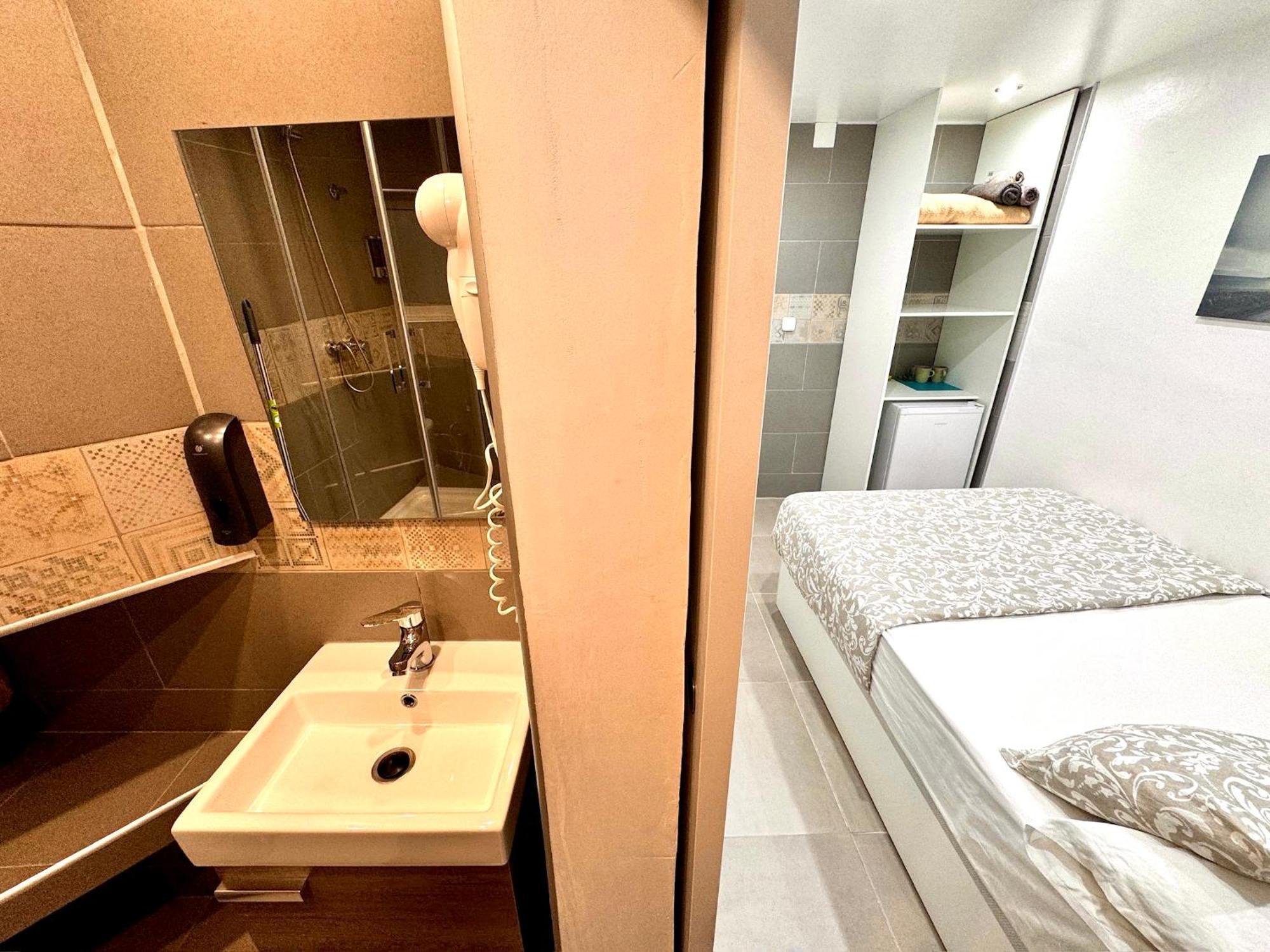 Suites Nuevas Con Bano Privado Frente Al Metro St Mwc Barcelona-Fira L'Hospitalet de Llobregat Exterior foto